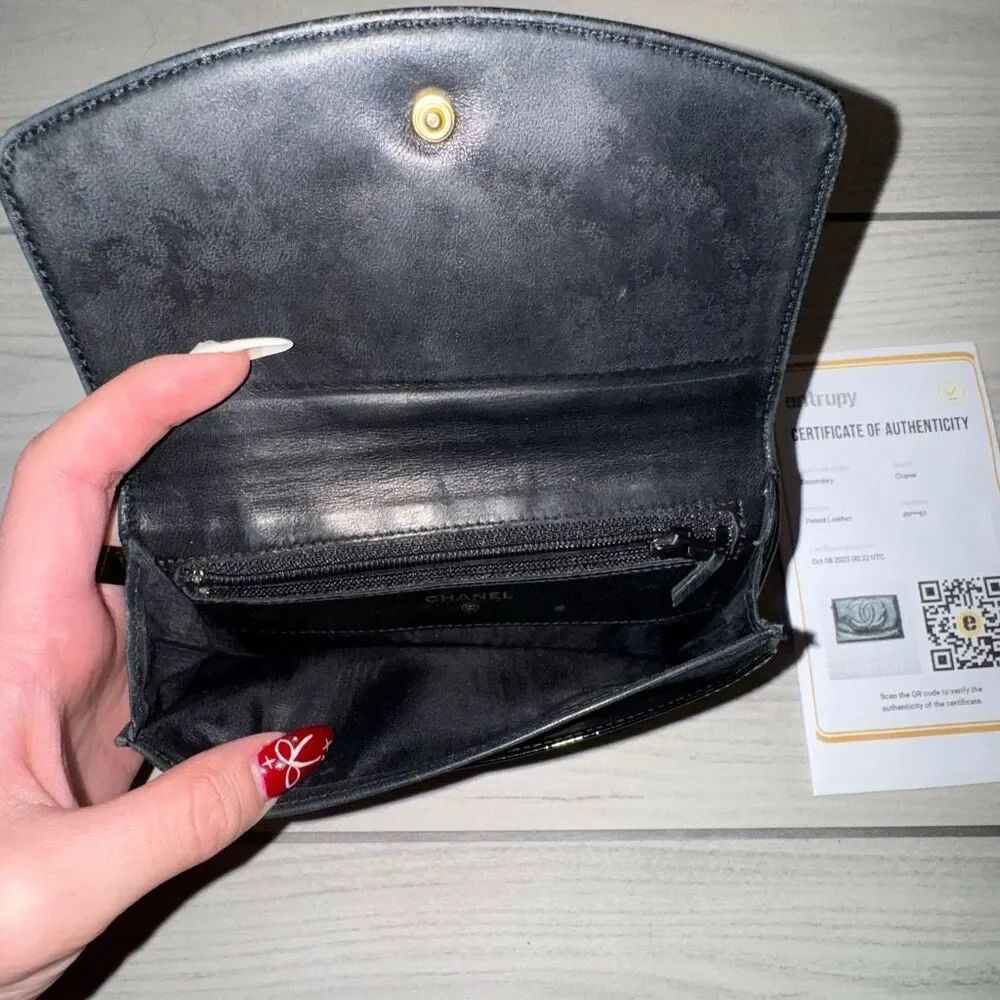 vintage Chanel black patent leather CC logo wallet/clutch   Comes with Authentic